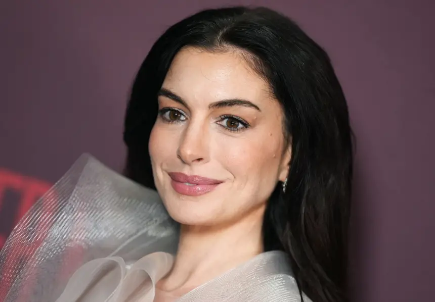 النجمة العالمية "آن هاثاواي" تشعل منصات التواصل بعبارة "إن شاء الله"